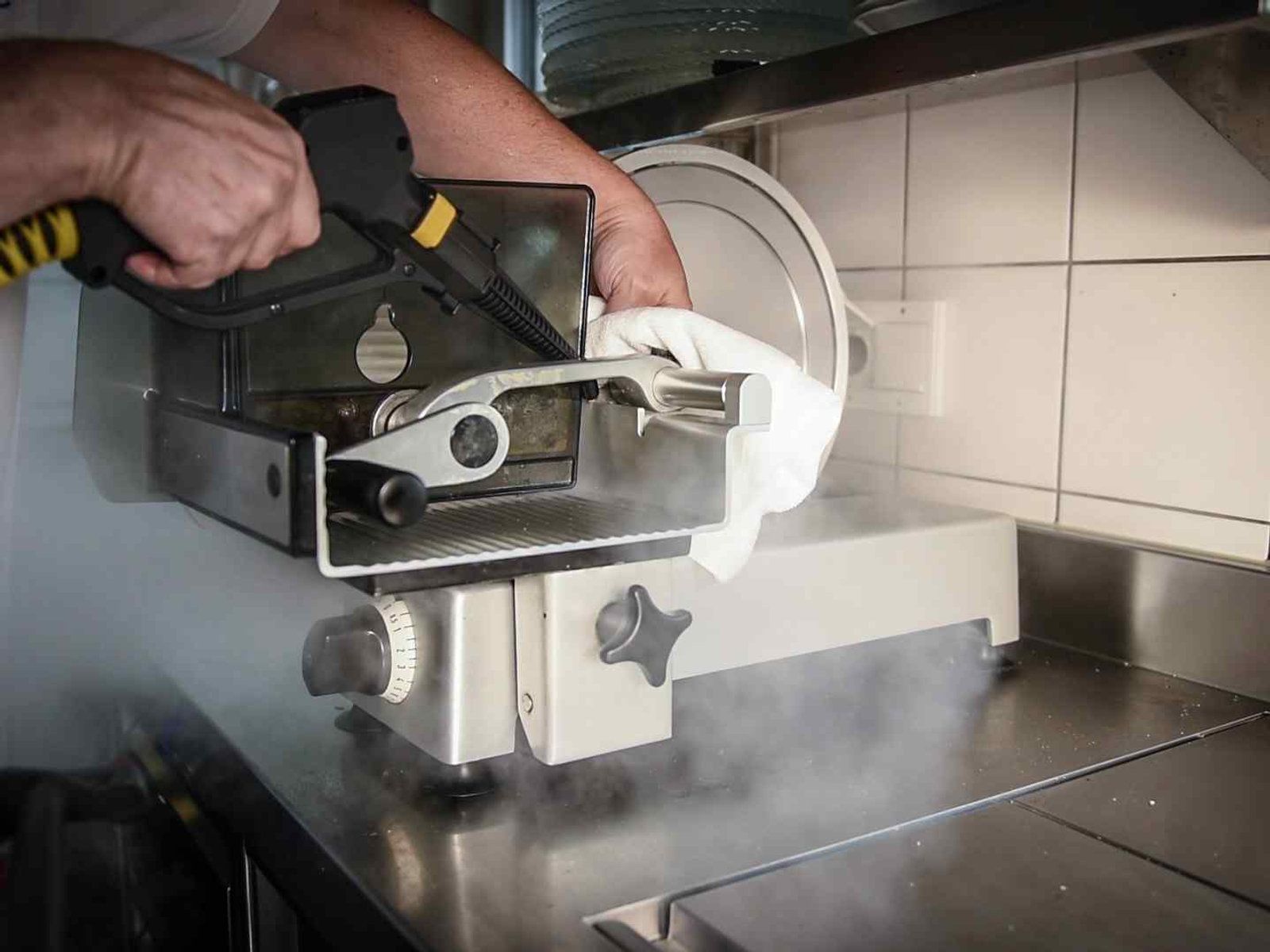 mct greenclean: Aufschnittmaschine wird mit Micro-Trockendampf gereinigt