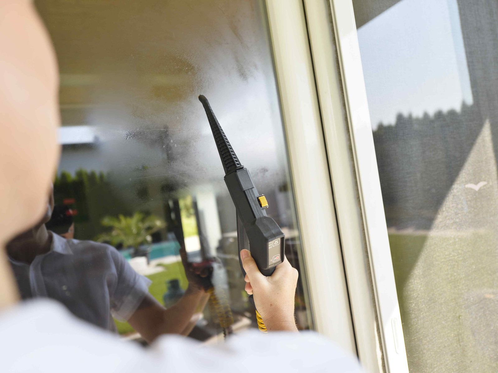 mct greenclean: Fensterscheibe wird mit Dampf streifenfrei gereinigt