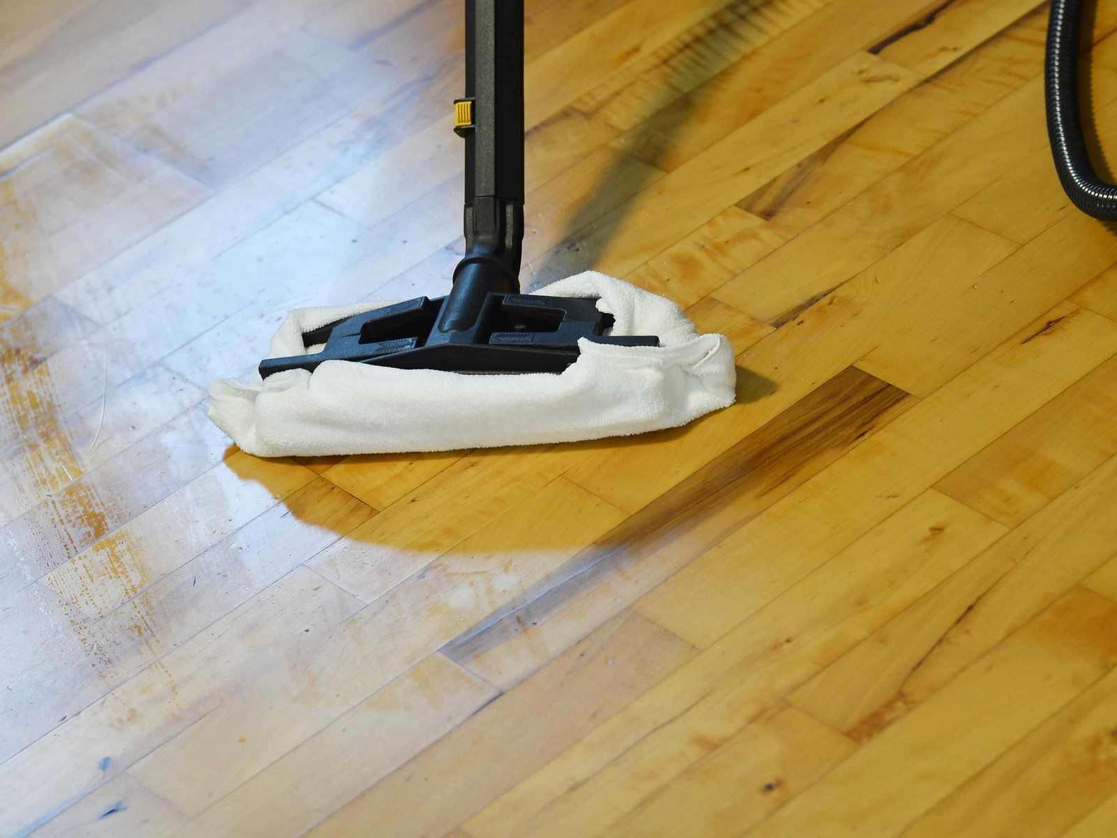 mct greenclean: Holzboden wird mit dem Dampfmopp gereinigt