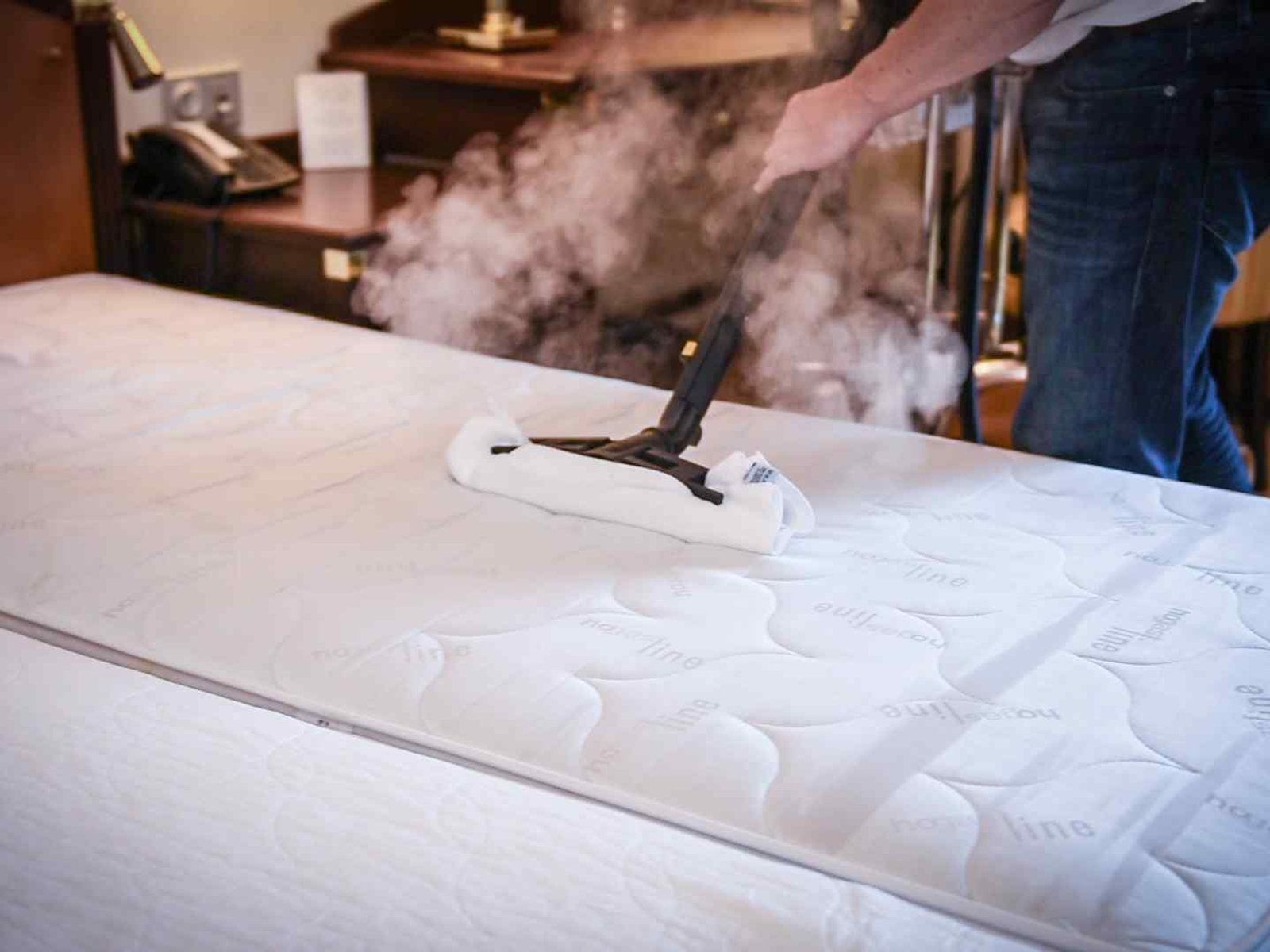 mct greenclean: Matratze wird mit Micro-Trockendampf gereinigt