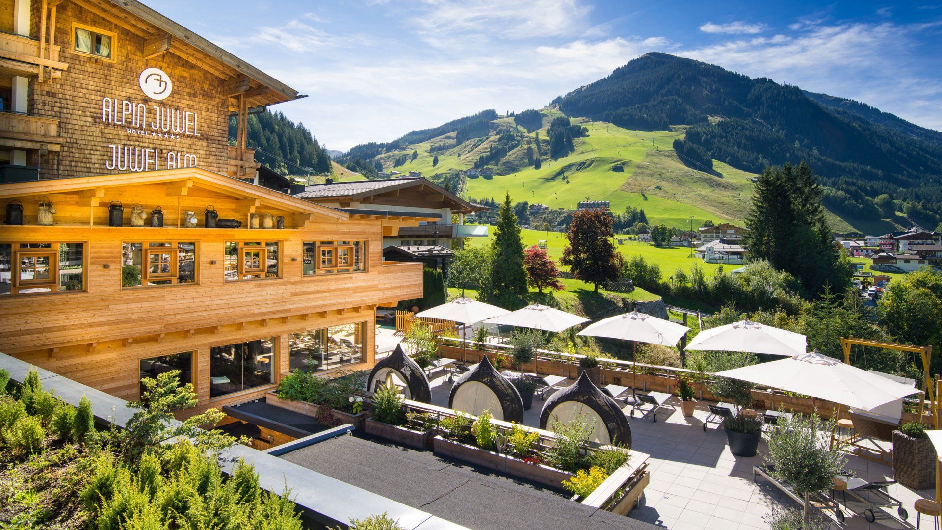 Aussenansicht des Vier-Sterne-Superior-Hotels Alpin Juwel in Saalbach-Hinterglemm