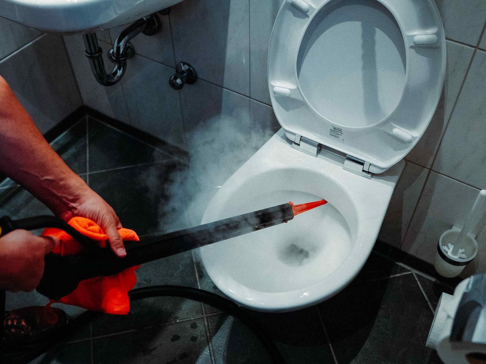 mct greenclean: WC und Sanitärfugen werden mit Dampflanze gereinigt
